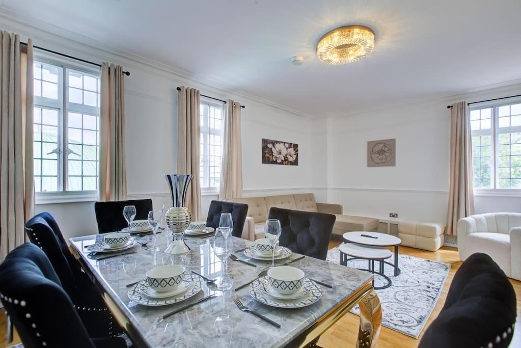Baker Street Apartment *