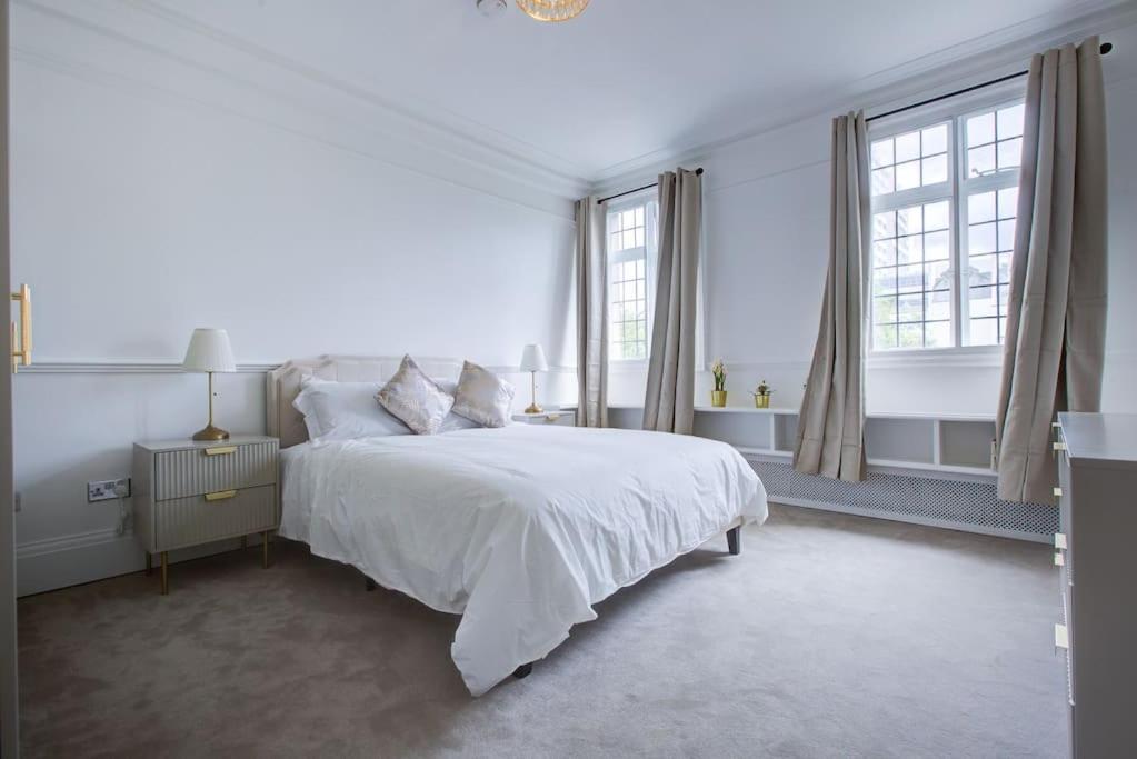 Baker Street Apartment *